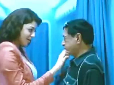 చెడిపోని యువతి వేలాడదీసిన నల్లటి స్టడ్‌తో హుక్స్ అప్ చేస్తుంది